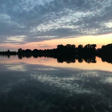 Premium Lake Lodges ชิชิสเตอร์ ภายนอก รูปภาพ